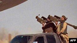 Талибы с переносными зенитными ракетами Stinger сфотографированы у аэропрта в Кандагаре, Афганистан 30 декабря 1999 г.