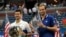 Tay vợt Novak Djokovic (trái) đang nhận giải nhì tại US Open 2021