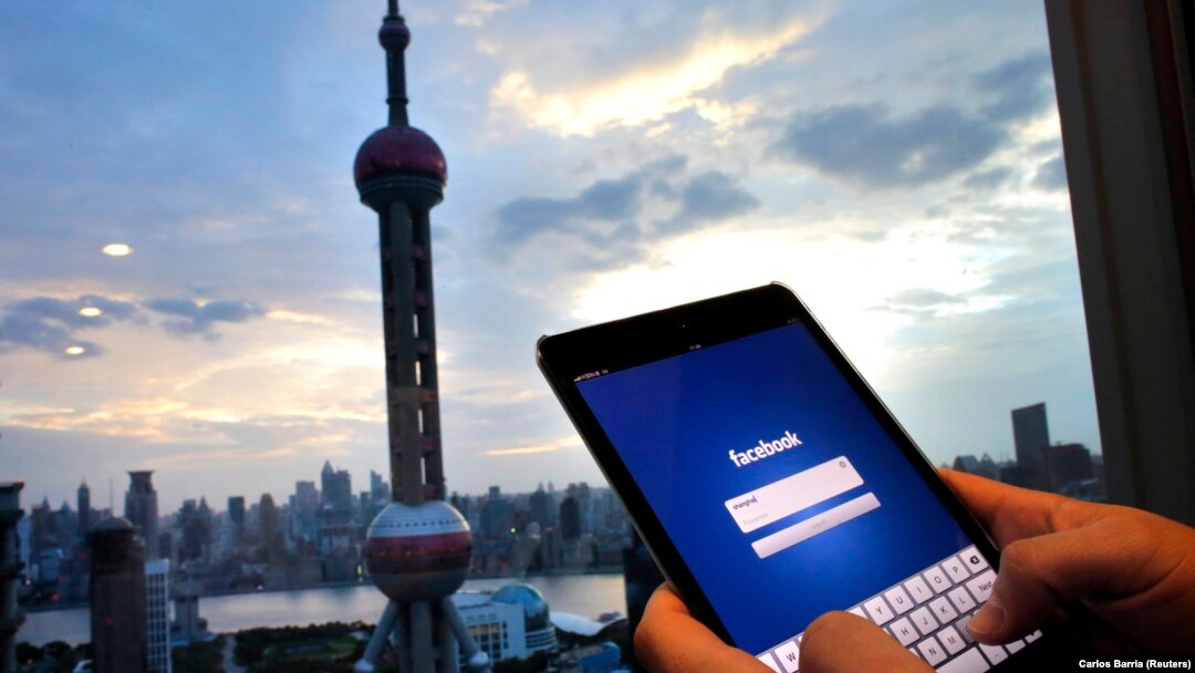 Seorang pria membuka laman Facebook di iPadnya di distrik keuangan Pudong di Shanghai, China, 25 September 2013. (Foto: Carlos Barria/Reuters)