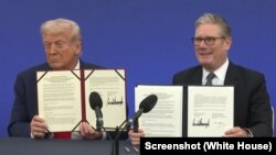  دونالد ترمپ، رییس جمهور ایالات متحده و کایر استارمر، صدر اعظم بریتانیا هنگام امضای توافق جدید در زمینۀ تکنالوژی 