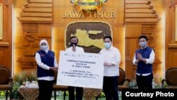 Kementerian BUMN menyerahkan bantuan kepada Pemprov Jawa Timur untuk percepatan penanganan corona (Foto: Humas Pemprov Jawa Timur).