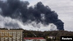 Регионалниот гувернер на Лавов Максим Козисткиј рече дека три проектили ја погодиле воената инфраструктура, додека друг удрил во продавница за поправка на автомобилски гуми