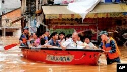 武警8月18日在广东省怀集疏散居民