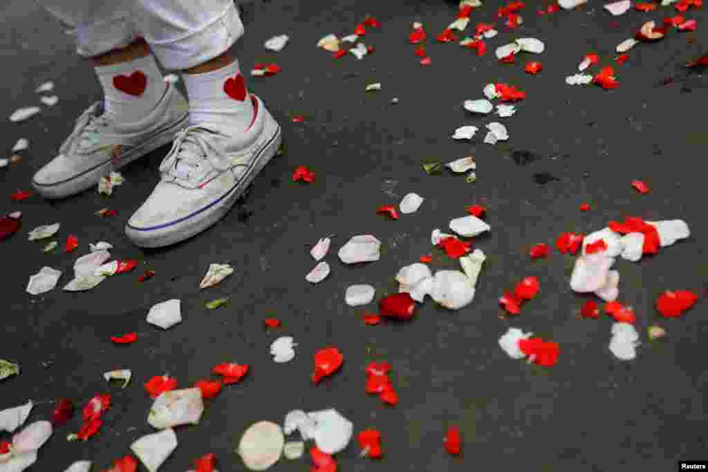 Una activista detiene mientras participa en una manifestación para celebrar el Día Internacional de los Derechos Humanos frente al Palacio Presidencial en Yakarta.