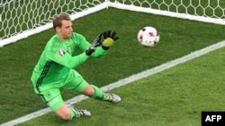 Le gardien allemand Manuel Neuer arrête un tir de l'attaquant français Dimitri Payet lors du match de demi-finale Euro 2016 à Marseille, 7 juillet 2016.