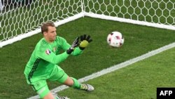 Manuel Neuer arrête un tir de l'attaquant français Dimitri Payet lors de la demi-finale Euro 2016 entre l'Allemagne et la France au Stade Vélodrome de Marseille, 7 juillet 2016.