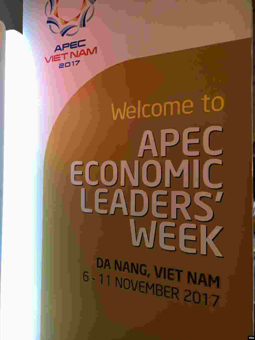 越南投入大量人力物力主办2017亚太经合会 #APEC2017 (美国之音张佩芝拍摄)