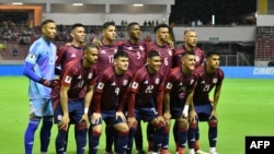Los jugadores de Costa Rica posan para una fotografía antes del inicio del partido de fútbol clasificatorio de la Concacaf para la Copa Mundial de la FIFA 2026 entre Costa Rica y St. Kitts y Nevis en el Estadio Nacional de San José el 6 de junio de 2024. AFP