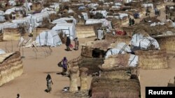 Des personnes marchent dans le camp des déplacés internes de Maiduguri, au Nigeria, le 1er décembre 2016.