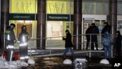 Polisi mengamankan lokasi ledakan di pintu masuk supermarket, setelah ledakan bom rakitan di St. Petersburg, Rusia, Rabu (27/12). 