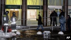 Polisi berjaga di pintu masuk sebuah supermarket setelah sebuah ledakan di St. Petersburg, Rusia, 27 Desember 2017. 