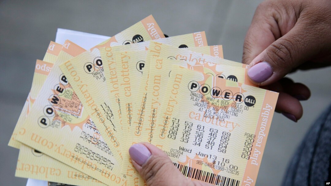 Vé số Powerball mua tại San Lorenzo, California. Những người phụ trách phát hành xổ số cho biết số người mua vé đã lên mức kỷ lục, khiến giải thưởng cao lên, và vì thế, lại tiếp tục khiến nhiều người mua thêm.
