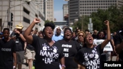 黑人青少年被警察開槍打死事件引發遊行抗議