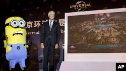 Tom Williams, CEO de Universal Parks and Resorts, devela la ilustración del parque que se construirá en China.