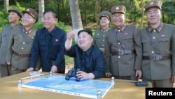 朝鲜领导人金正恩检查Pukguksong-2型中远程弹道导弹发射(2017年5月22日)