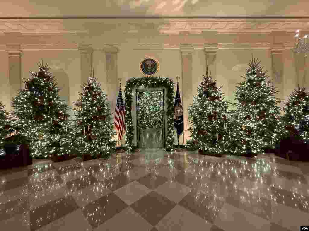 تزئینات کریسمس در کاخ سفید (عکس: صدای آمریکا)