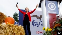 បេក្ខជន​ប្រធានាធិបតី​ខាងគណបក្សប្រជាធិបតេយ្យ Elizabeth Warren ថ្លែង​នៅ Polk County Democrats Steak Fry កាលពី​ថ្ងៃសៅរ៍ទី​២១ កញ្ញា ឆ្នាំ២០១៩។