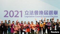 Para kandidat pemilu legislatif Hong Kong merayakan kemenangan mereka di Hong Kong, pada 20 Desember 2021. Mereka yang menang mayoritas adalah para pendukung pemerintahan China. (Foto: Reuters/Lam Yik)