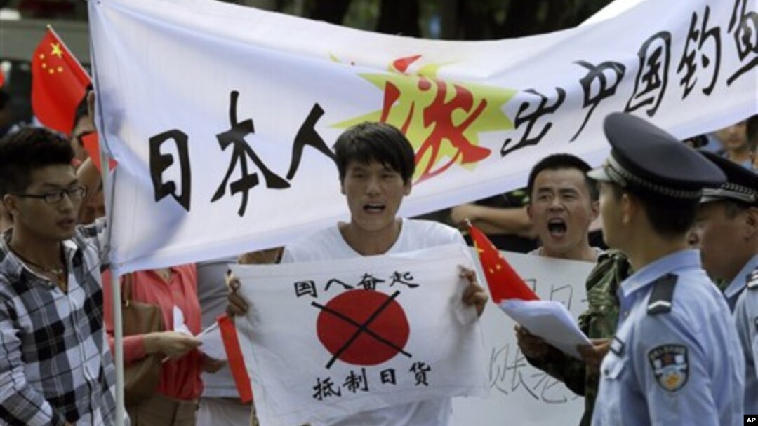 Demonstran Tiongkok melakukan aksi protes di depan Kedutaan Jepang di Beijing meminta Jepang keluar dari pulau-pulau yang disengketakan.