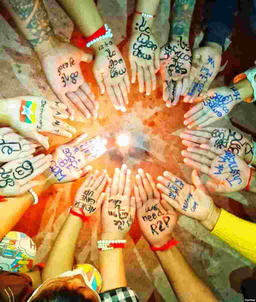 တောင်ကြီးမြို့မှာ ပြုလုပ်ခဲ့တဲ့ စစ်အာဏာရှင်ဆန့်ကျင်ရေး လက်ဝါးသပိတ်။