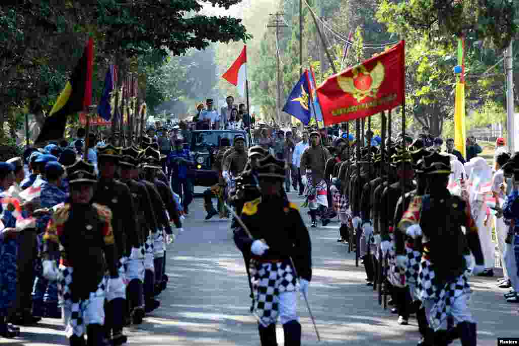 Parade menandai dimulainya kirab obor Asian Games menjelang pelaksanaan Asian Games ke-18 di Sleman, Yogyakarta, 17 Juli 2018. (Foto: Reuters)