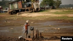 El pescador Raimundo da Silva do Carmo, de 67 años, se baña con agua de un pozo en el lago Puraquequara, afectado por la sequía, en Manaos, Brasil, el 6 de octubre de 2023. [REUTERS]