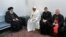 Le grand ayatollah Ali al-Sistani (à g.) reçoit le pape François et sa délégation, à son domicile dans la ville sainte de Najaf, le 6 mars 2021. 