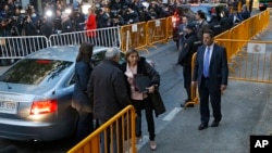 Ex-speaker of the Catalonia parliament Carme Forcadell (C) arrives at the Supreme Court in Madrid, Nov. 9, 2017. 