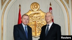 Rais wa Uturuki Tayyip Erdogan akutana na Rais wa Tunisia Kais Saied mjini Tunis, Tunisia, Disemba 25, 2019. Picha kwa Hisani ya Murat Cetinmuhurdar/Turkish Presidential Press Office/Handout via REUTERS