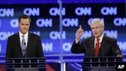 Mitt Romney (à gauche) et Newt Gingrich lors d’un débat
