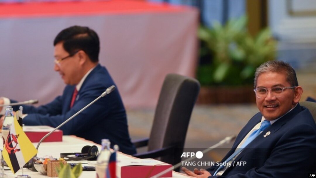 Menteri Perdagangan dan Luar Negeri Kedua Brunei Erywan Yusof (kanan) menghadiri pertemuan Menteri Luar Negeri Perhimpunan Bangsa-Bangsa Asia Tenggara (ASEAN) menjelang KTT ASEAN ke-34 di Bangkok, 22 Juni 2019. (Foto: TANG CHHIN Sothy / AFP)