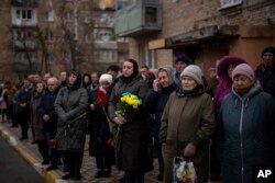 Pemakaman Dmytro, 34, di Irpin, dekat Kyiv, Ukraina, Selasa, 14 Februari 2023. Dmytro Samoilenko, seorang warga sipil yang menjadi sukarelawan di angkatan bersenjata Ukraina, tewas dalam pertempuran di Bakhmut (Foto: AP/Emilio Morenatti)