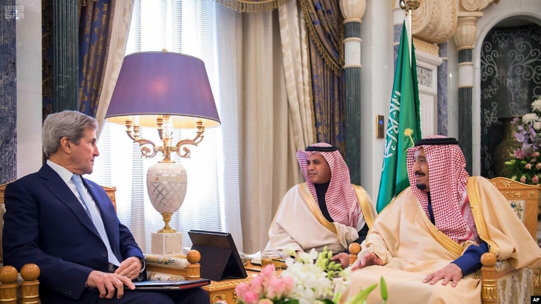Foto dari Kantor Berita Saudi menunjukkan Menteri Luar Negeri AS John Kerry, kiri, bertemu dengan Raja Saudi Salman, kanan, dalam kunjungan terakhirnya sebagai diplomat AS, 18 Desember 2016