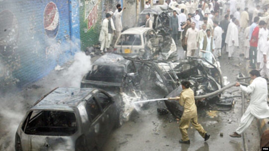 Petugas pemadam kebakaran berusaha memadamkan api setelah ledakan bom mobil di Quetta, Pakistan (31/8).