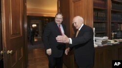 Presiden Yunani Karolos Papoulias (kanan) menyambut kedatangan ketua partai Sosialis, Evangelos Venizelos untuk pertemuan di kantornya hari Minggu (12/5).