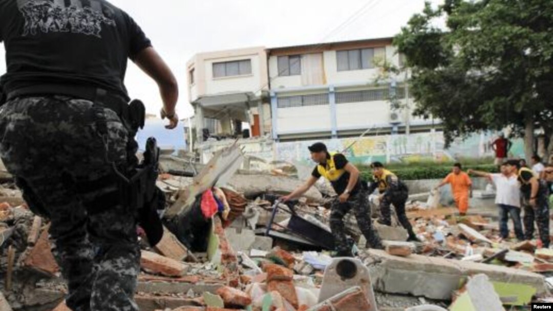 Según el vicepresidente de Ecuador, más de 14 mil uniformados de la Fuerza Pública se han movilizado a las áreas afectadas por el terremoto.