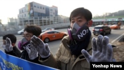 지난 16일 서울 남산1호터널 앞에서 서울환경운동연합 회원들이 '황사 및 미세먼지로부터 시민건강 지키기' 캠페인을 벌이고 있다.