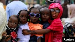 Anak-anak di Nigeria berada di atas motor setelah para muslim di negara tersebut menunaikan salat Idul Fitri pada 24 Mei 2020. (Foto: Reuters/Afolabi)