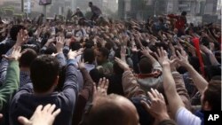 Manifestantes anti-militares .