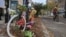 One of many makeshift memorials to the victims of Tuesday's bike path attack is seen on the corner of Chambers Street and West Side Highway, in New York, Nov 2, 2017. (R. Taylor/VOA)