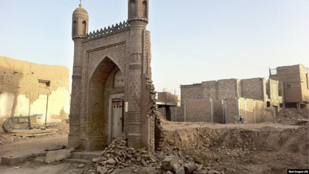 Koshg'ar shahridagi vayron qilingan masjid