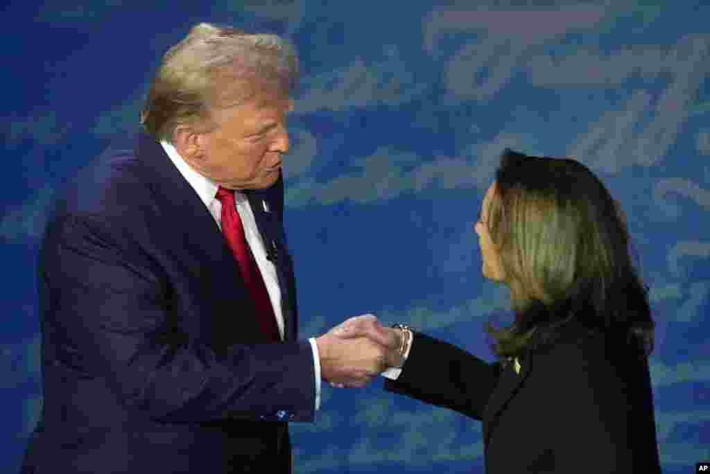 Vice-présidente mpe démocrate Kamala Harris (D) na président ya kala Donald Trump bapesani mbote na bondongwani na bango na etando eke na&nbsp;National Constitution Center, Philadelphie, Pennsylvanie, 10 sanza ya libwa 2024.&nbsp;(AP Photo/Alex Brandon)