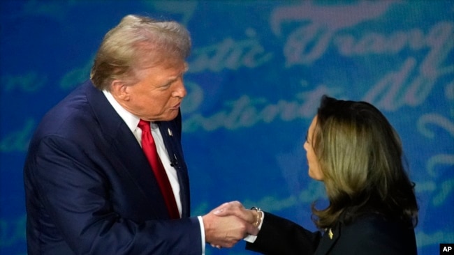 El expresidente Donald Trump estrecha la mano de la vicepresidenta Kamala Harris, durante el debate presidencial de ABC News, el martes 10 de septiembre de 2024, en Filadelfia.