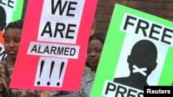 FILE - Intathelizindaba zitshengisela phandle komthethwandaba eHarare zikhonona ngokubotshwa kwabanye babo.