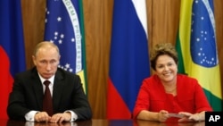 Russia's President Vladimir Putin (l) with Brazil’s President Dilma Rousseff during an agreement signing ceremony at Planalto Presidential Palace in Brasilia, Brazil, July 14, 2014. 