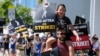 ARCHIVO - El director de fotografía Jac Cheairs y su hijo, el actor Wyatt Cheairs, de 11 años, participan en una manifestación de guionistas y actores en huelga frente al estudio de Netflix en Los Ángeles el 14 de julio de 2023.