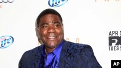 Tracy Morgan sigue en estado crítico, pero está respondiendo mejor después de la cirugía, dijo su representante.