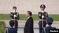 2022年9月30日，中共中央总书记、中国国家主席习近平在北京天安门广场向人民英雄纪念碑献花。（路透社图片）
