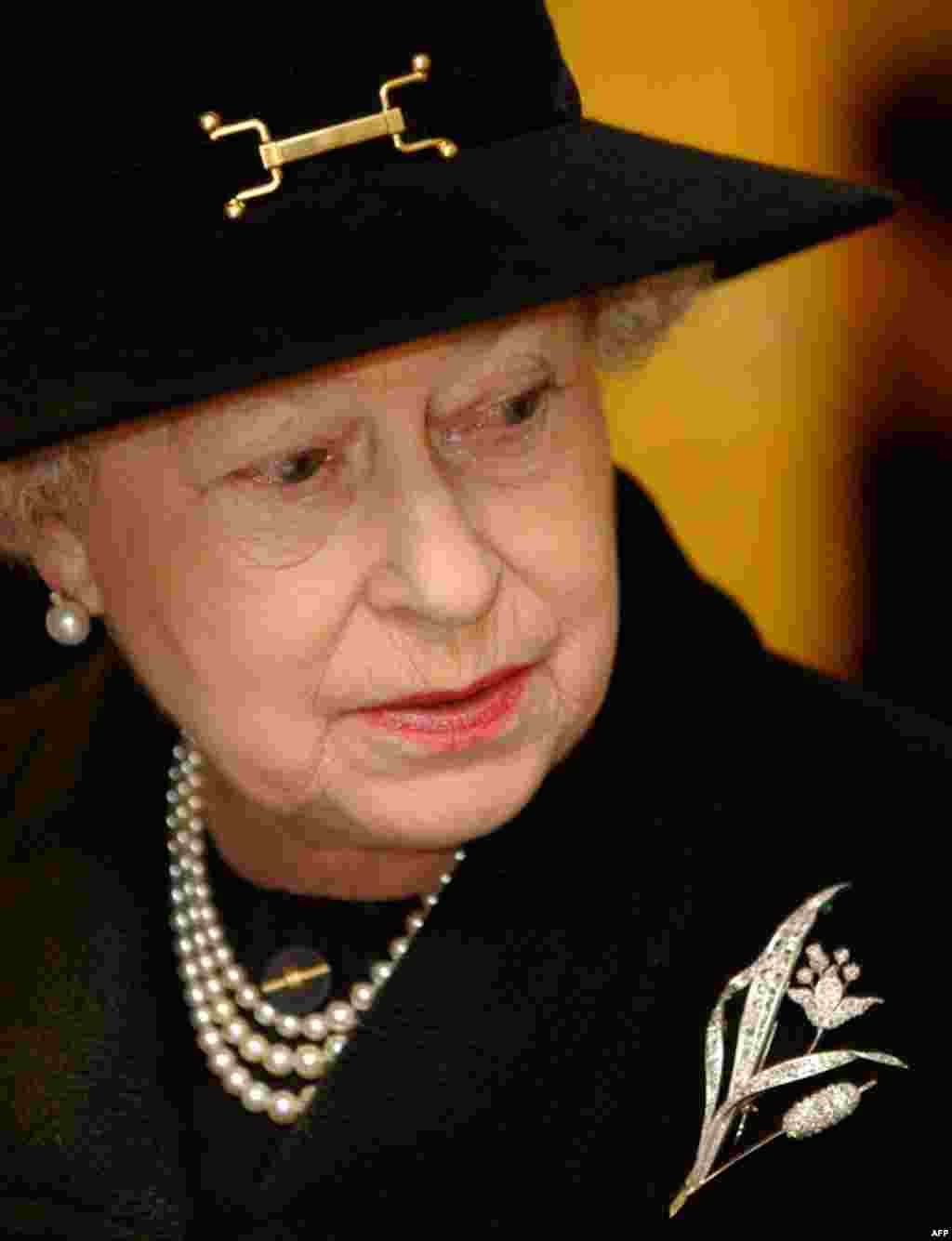 Britain's Queen Elizabeth visits the emergency call center for the victims of the Asian Tsunami disaster in north London, January 5, 2005. (AP)