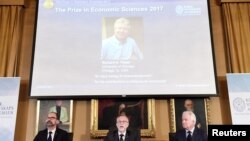 La foto de Richard H. Thaler es desplegada en la pantalla durante el anuncio del ganador del premio Nobel de Economía 2017.